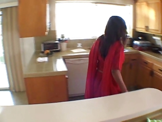 Секс с брюнеткой в красном на кухне