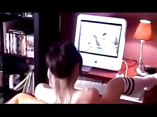 Девушка в белых гольфах мастурбирует сидя за компьютером