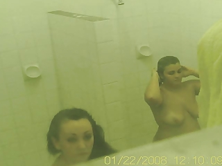 Девушки брюнетки занимаются лесбийским сексом в бане