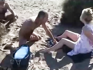 Публичный секс зрелой парочки на пляже