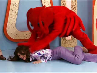 Секс жгучей брюнетки и парня в красном костюме паука