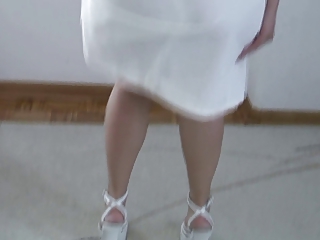 Трах с телочкой в белом платье и белых босоножках