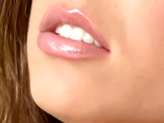Сладенький оргазм молодой красотки с нашаренными губами