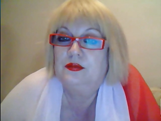 Мамочка блондинка с накрашенными губами и очками на лице ласкает руками свое толстое тело и пилотку перед вебкамерой