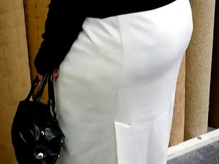 Секс с зрелой женщиной в длинной белой юбке