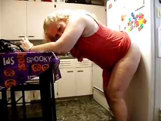 Толстая мамочка блондинка в красной майке трахает дилдо уперев его в холодильник