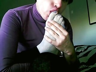 Toe sucking sissy boy