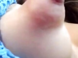 Sabrosa cachonda chupandose sus pezones