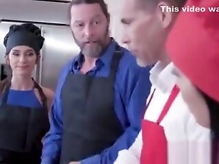 padres intercambian de hijas para ver cual es mas puta y folla mejor parte 2/4 m&iacute ralo completo y subtitulado aqu&iacute