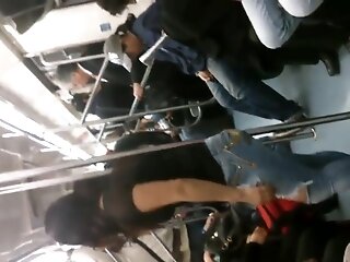 Rico Culo de Chica en el Metro L 2 MX recargada en el tubo