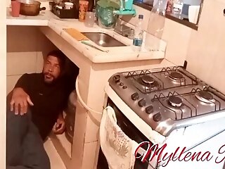 Novinha Safada In Amador - Myllena Rios Esposa De Corno Seduz Leo Ogro O Encanador E E Fodida Duramente Por Ele Na Cozinha. 9 Min